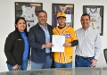 FRANCISCO PIÑA FIRMA CON DORADOS